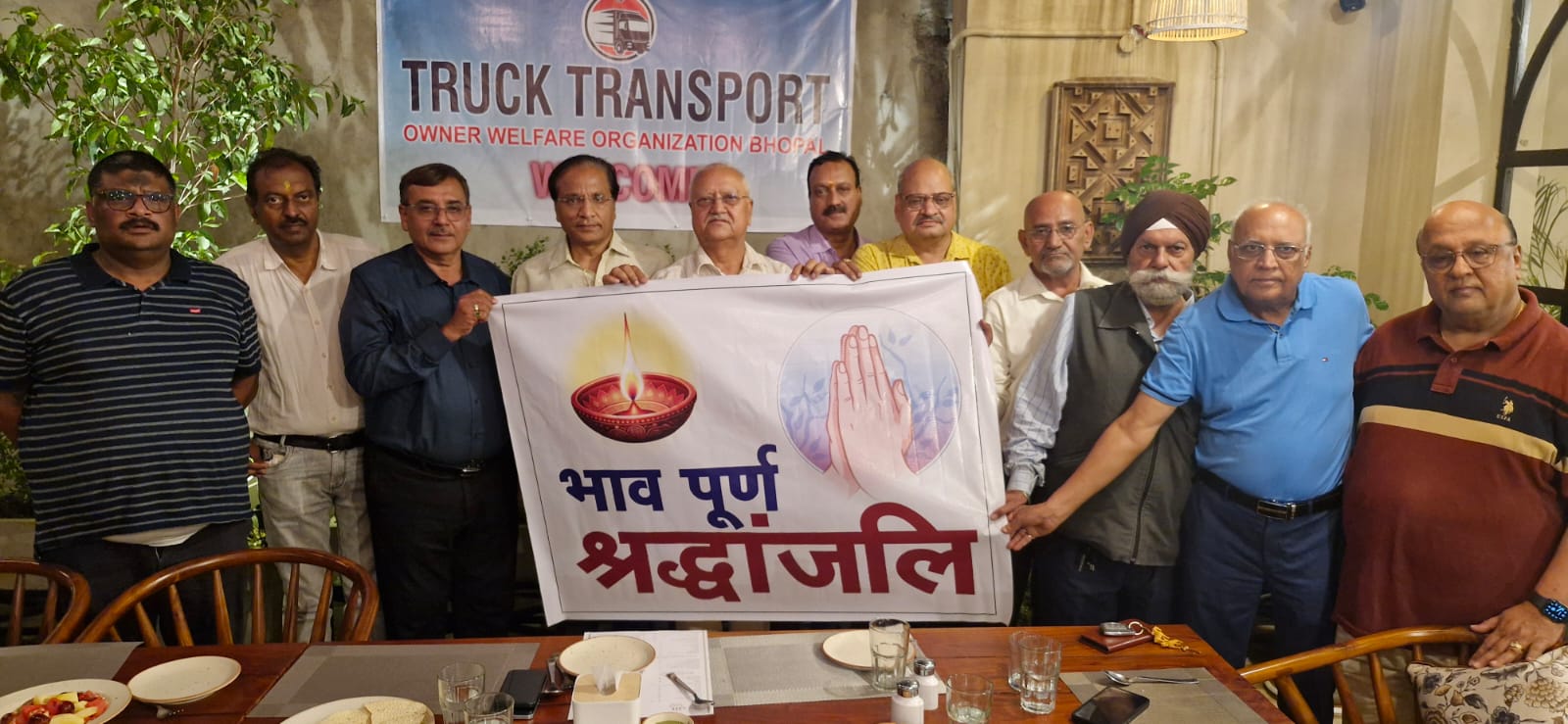 ट्रक ट्रांसपोर्ट ओनर वेलफेयर आर्गेनाईजेशन ने विमान दुर्घटना में मृत लोगों के प्रति अर्पित की श्रद्धांजलि